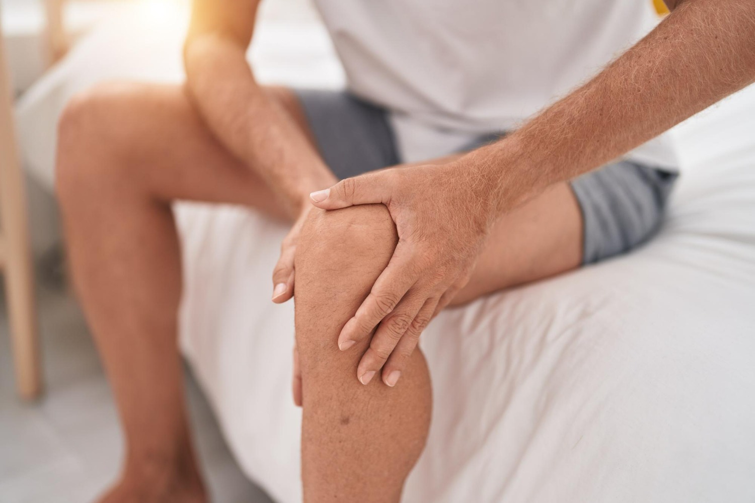 Joelho dói, estala e incha? Fisioterapeuta explica quando buscar ajuda