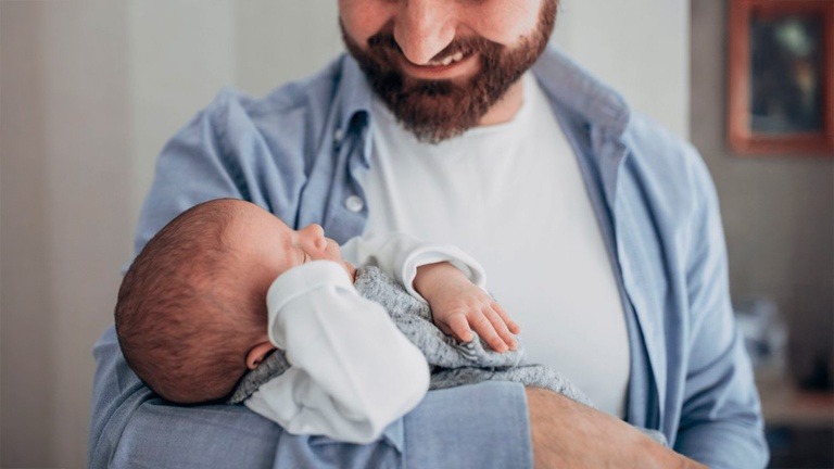 Licença-paternidade avança para 20 dias e cria salário-paternidade no Brasil