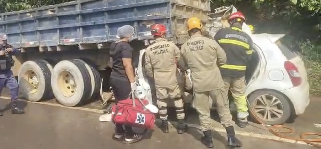 Motorista fica preso às ferragens após bater na traseira de caminhão na AM-070