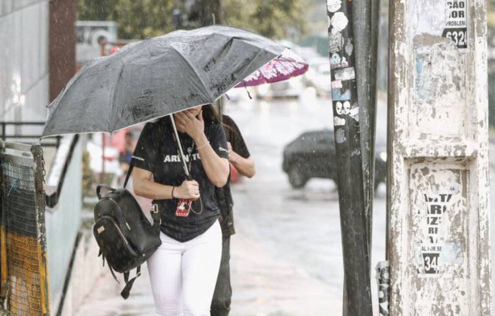 Defesa Civil alerta para chuvas fortes em Manaus nesta quarta-feira, 12