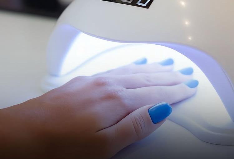Você já se perguntou o que acontece com a sua pele enquanto ela está sob aquelas luzes brilhantes para secar o esmalte?