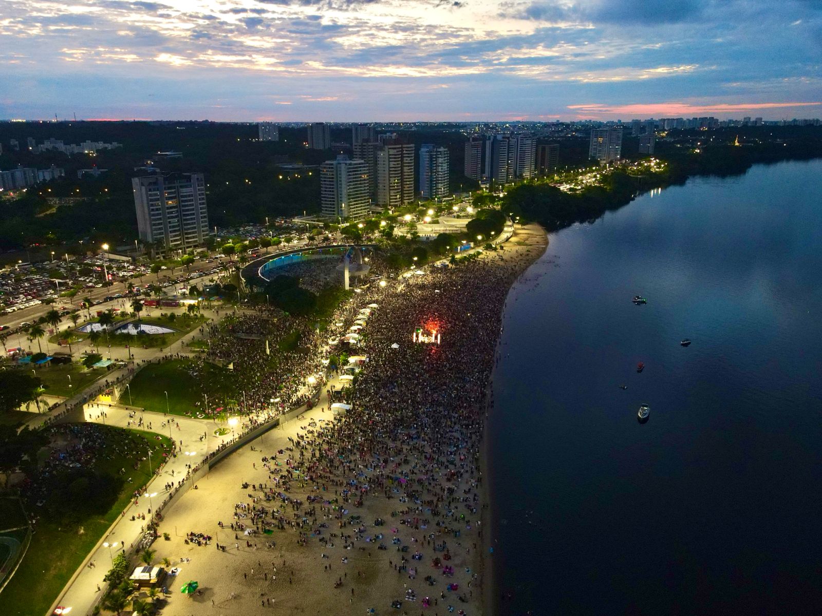 “Amanhecer Manaus” realiza segunda edição na Praia da Ponta Negra com expectativa de reunir mais de 100 mil pessoas