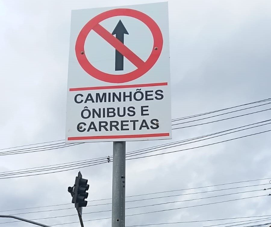 Tráfego de veículos pesados e restringidos  aumenta segurança viária na rua Padre Francisco