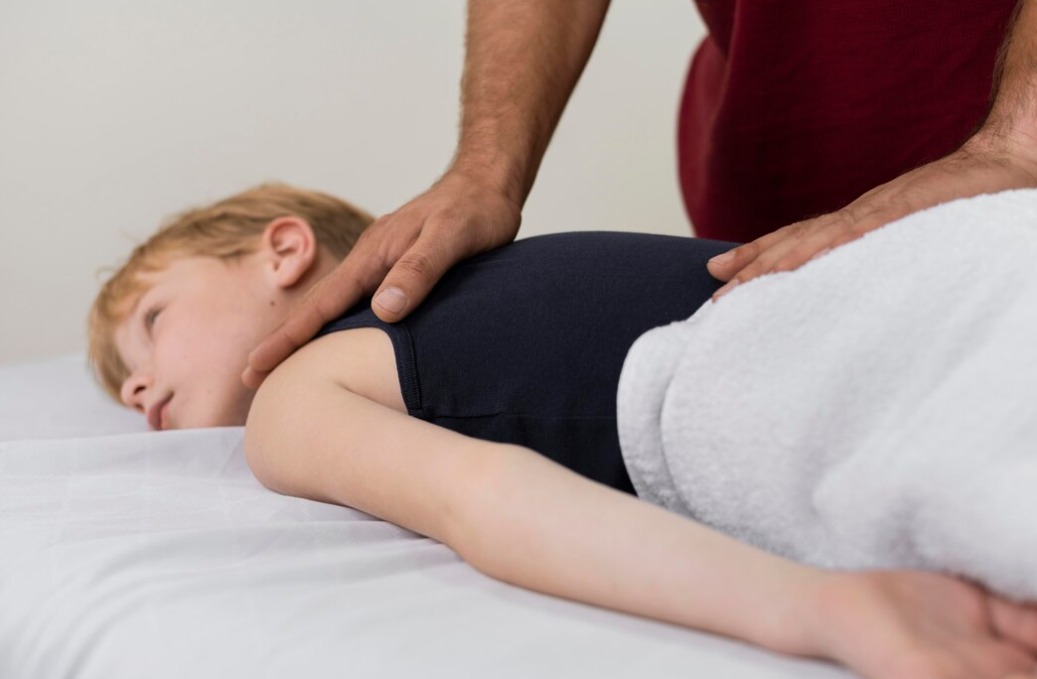 Abril Azul: estudos comprovam benefício de massagens em crianças autistas