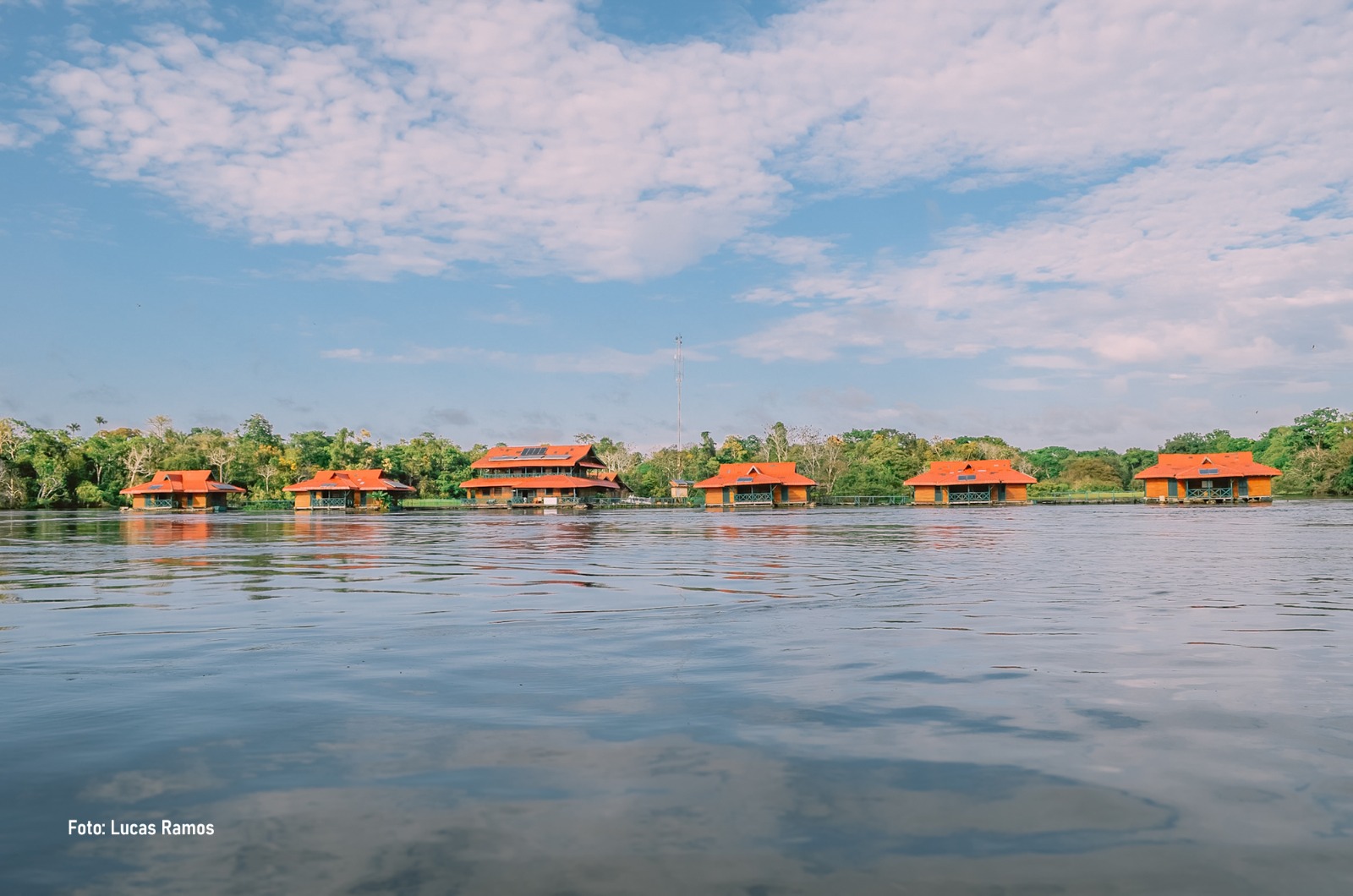 Pousada flutuante com reconhecimento internacional une comunidades tradicionais, ciência e turismo no Amazonas