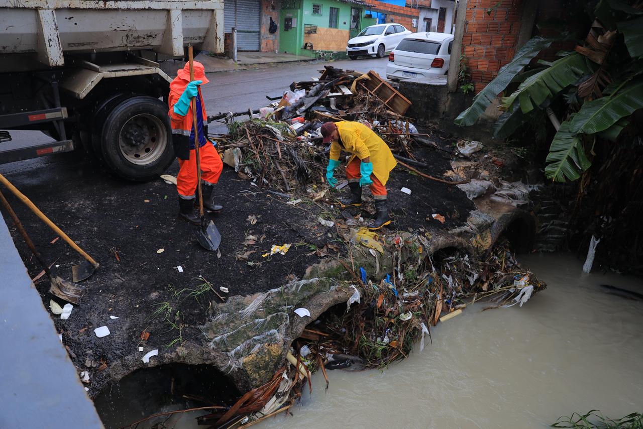 Equipes da Seminf atuam para minimizar impactos das chuvas deste sábado, 4/4 Por Prefeitura de Manaus