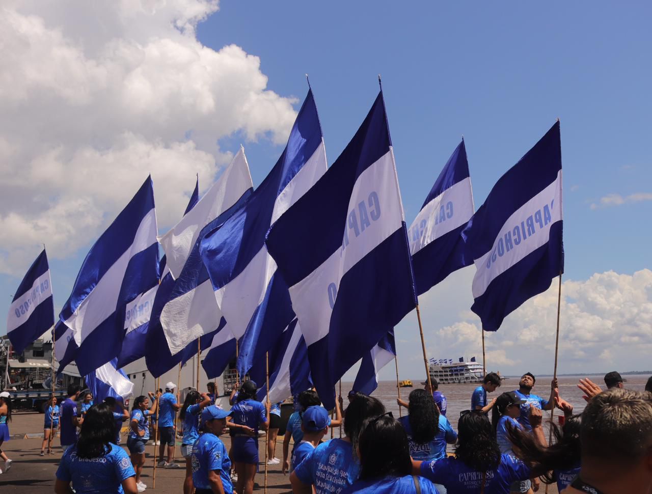 Parintins 2026 -Caravana Azulada chega a Parintins e marca a contagem regressiva para o Boi de Rua e o Festival