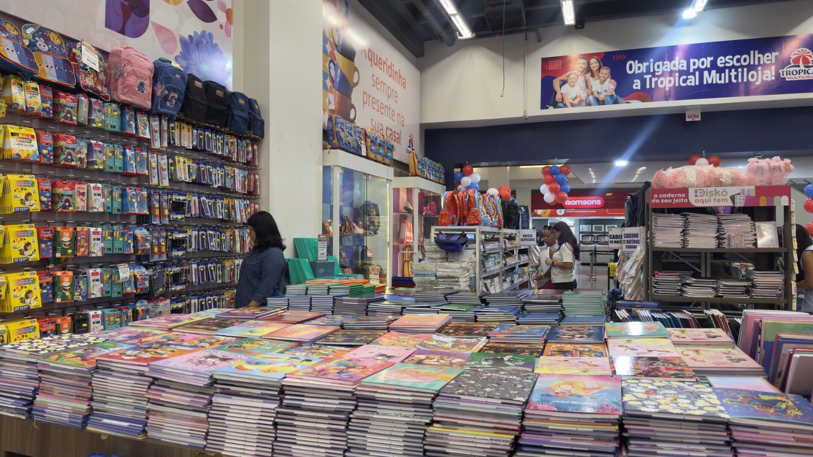 Volta às aulas faz famílias buscarem economia na compra de material escolar em Manaus