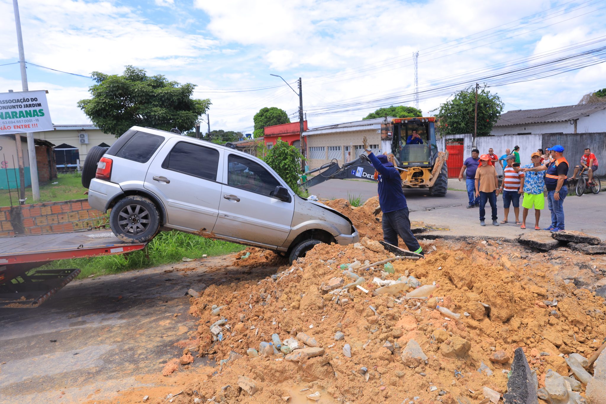 Veículo invade área isolada de obra da Prefeitura de Manaus no conjunto Canaranas