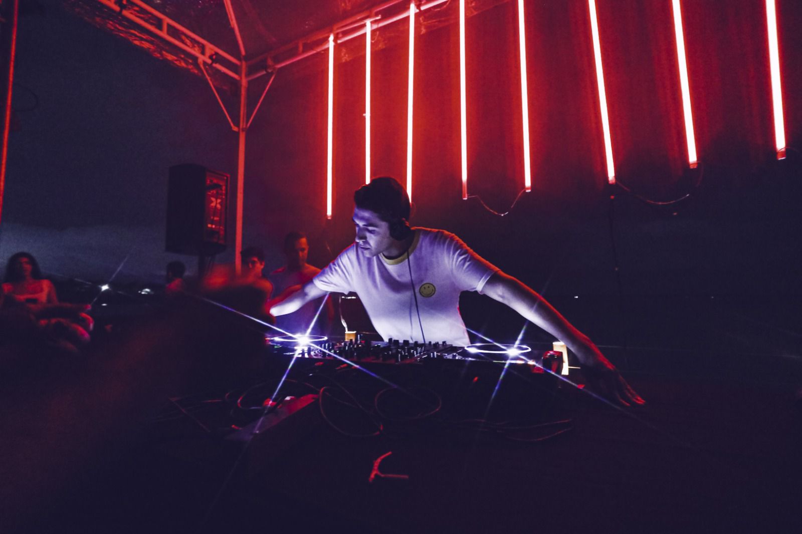 DJ paulista Silenzo e 3 atrações locais agitam a Festa NOX no dia 25