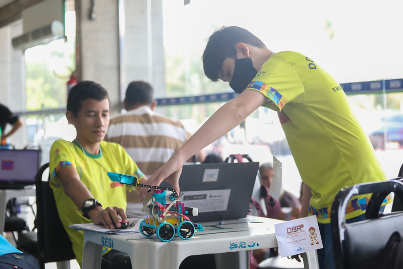 Estudantes da rede municipal de Manaus disputam fase estadual da Olimpíada Brasileira de Robótica