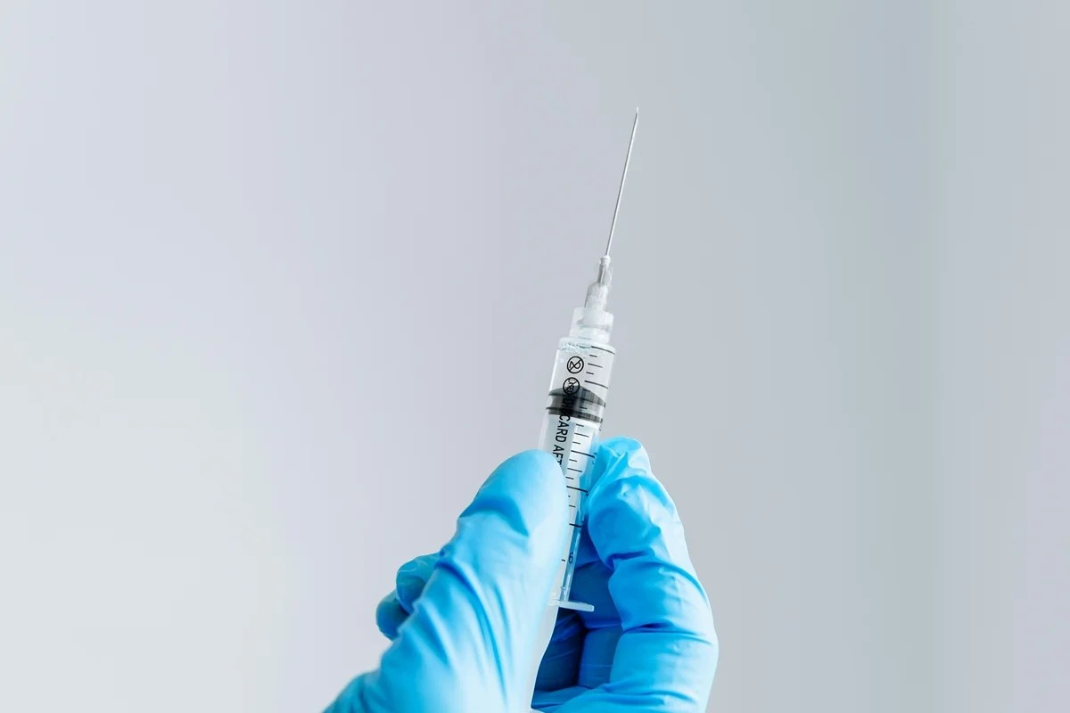 Vacina personalizada com mRNA reduz volta de melanoma em estudo