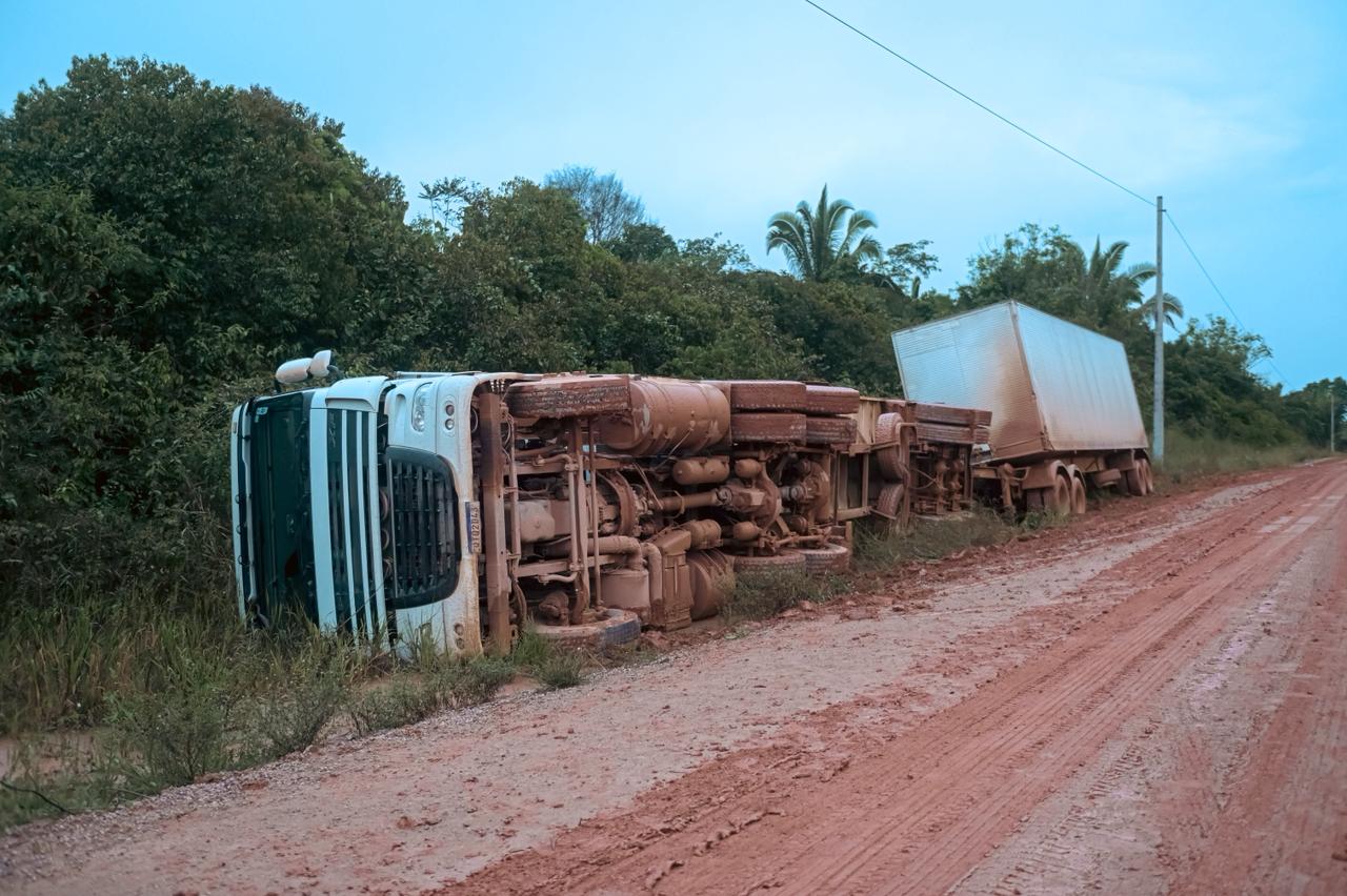Carreta de 32 toneladas tomba na BR-319