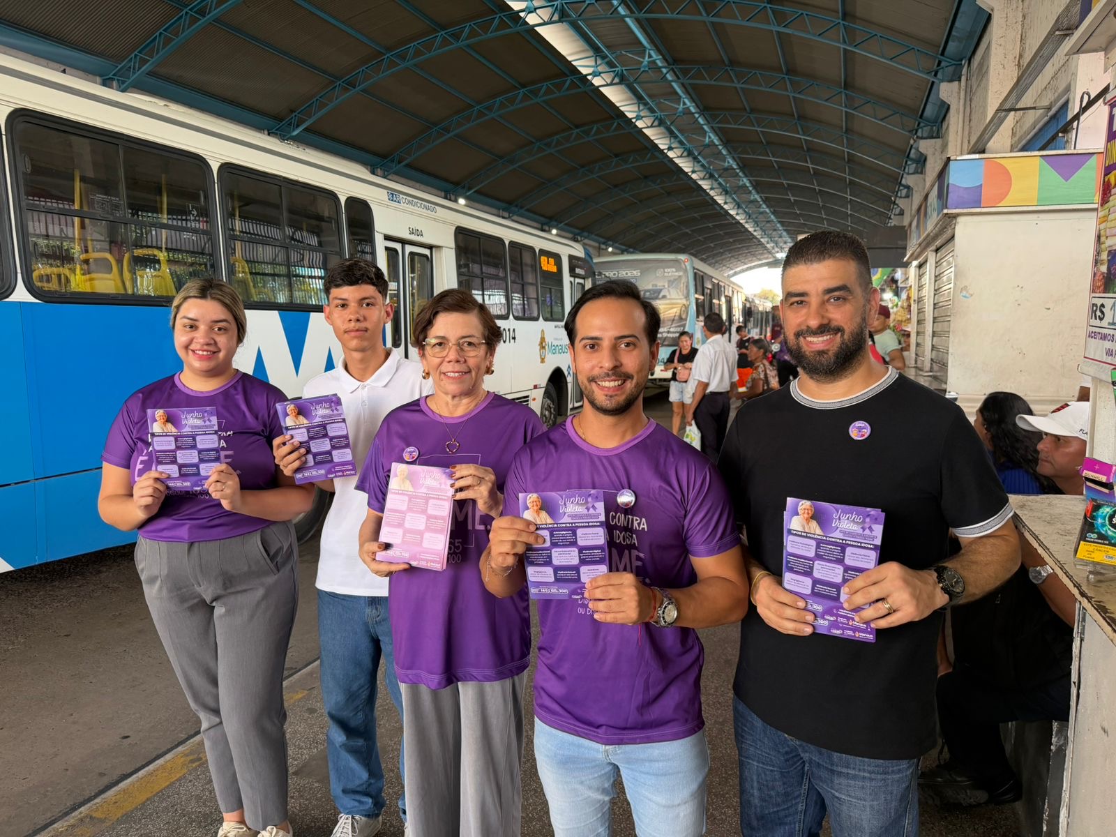 Prefeitura de Manaus realiza ação educativa do ‘Junho Violeta’ nos terminais de ônibus da capital