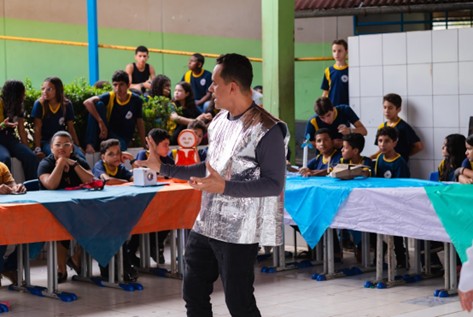 Projeto cultural em Manaus usa teatro e robótica para ensinar sustentabilidade a crianças
