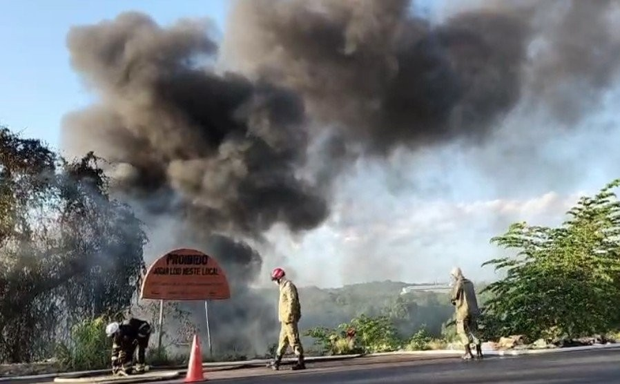 Incêndio em lixeira viciada destrói área mata no Distrito Industrial de Manaus