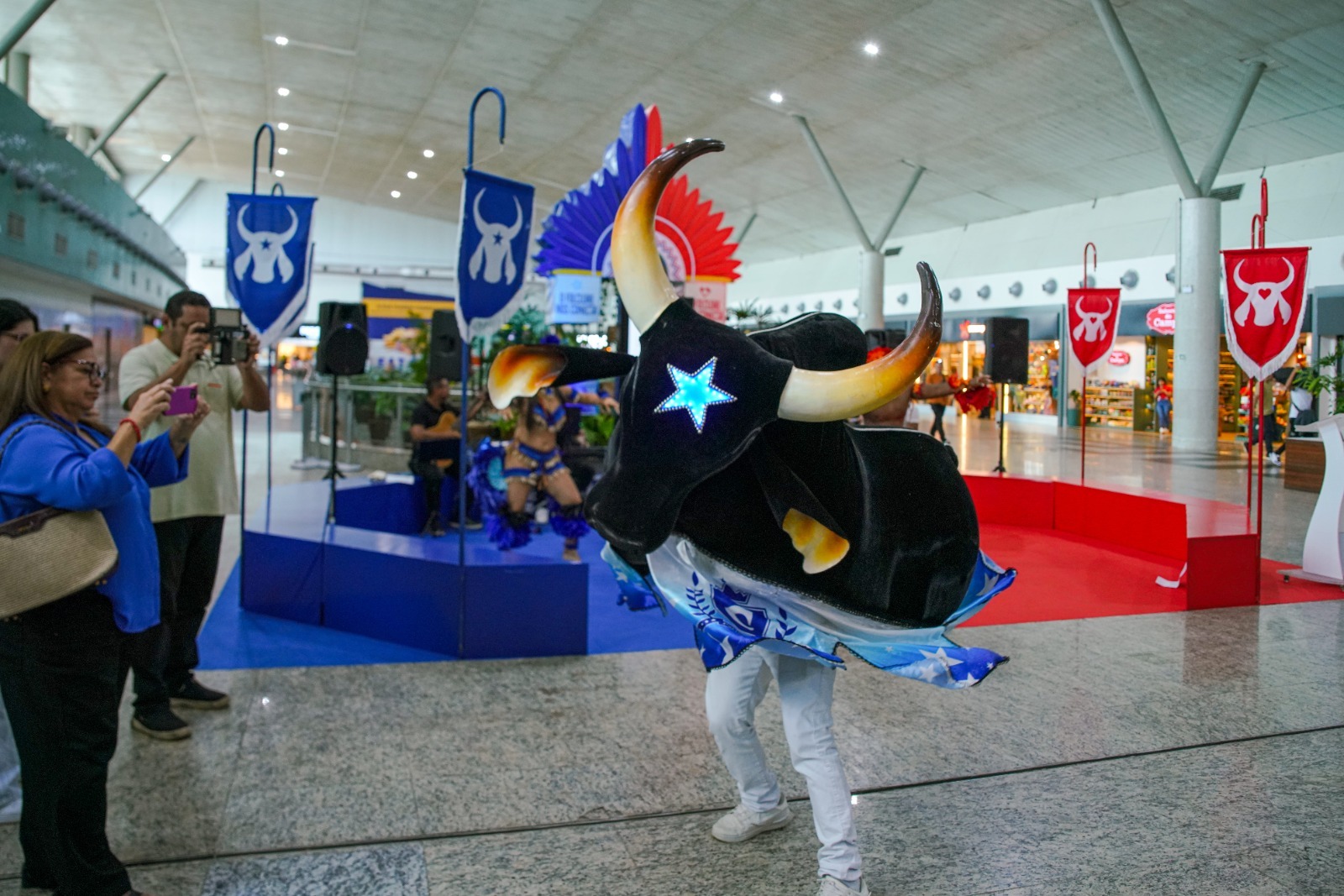 Aeroporto de Manaus inicia programação cultural para Festival de Parintins com atrações para turistas