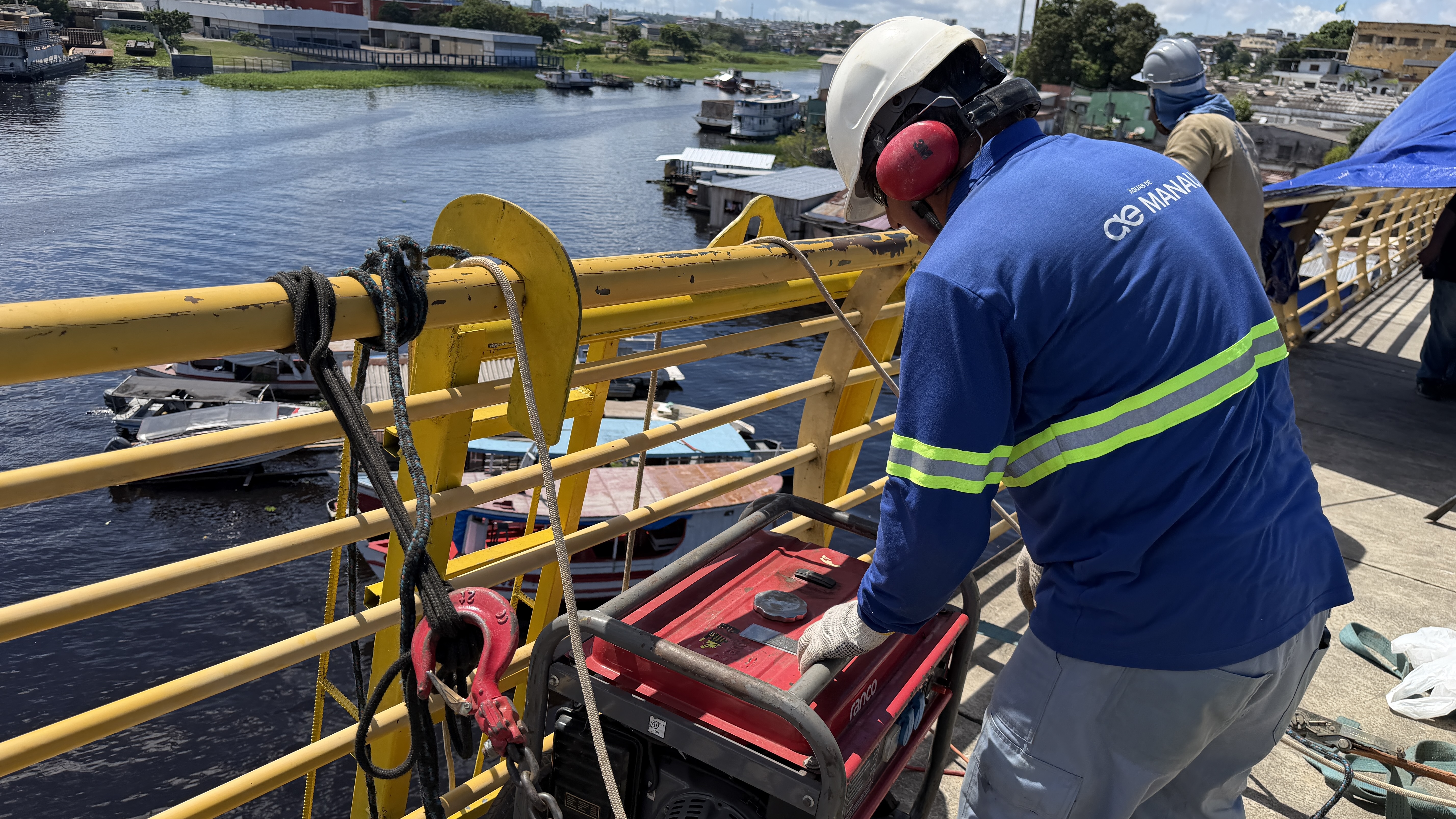 Águas de Manaus realiza modernização em sistema de esgoto suspenso na Ponte do Educandos