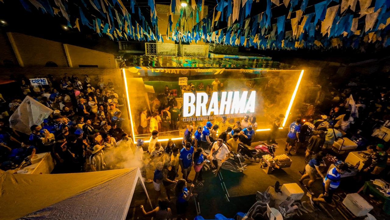 Brahma celebra título do Caprichoso com caminhão dourado repleto de Brahma gelada