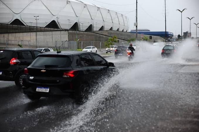 Alerta de temporais traz esperança de alívio para fumaça em Manaus