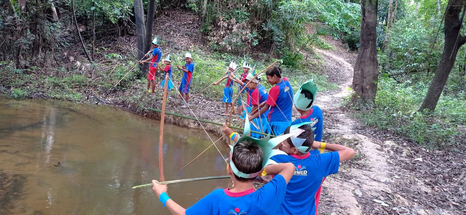 Livros e jogos educativos são criados por professores e estudantes de comunidades da Amazônia