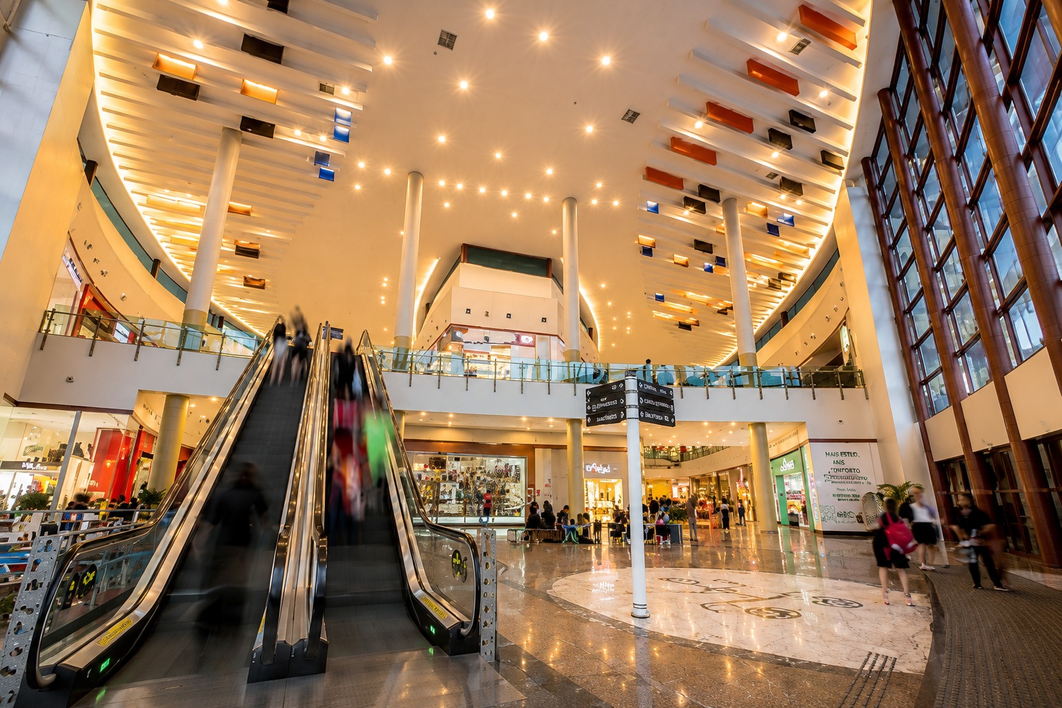 Espaço para troca de figurinhas movimenta torcedores no Manauara Shopping