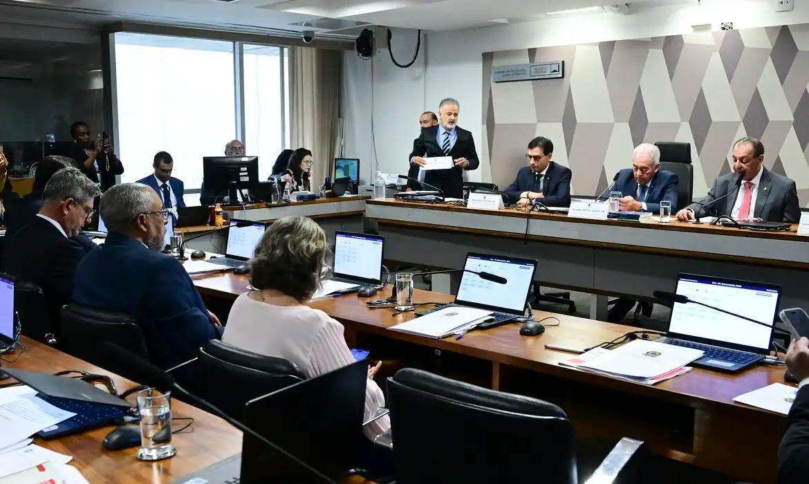 PEC que estabelece fim da escala 6x1 é aprovada na CCJ do Senado