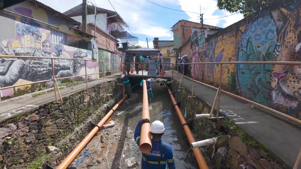 Obra leva pela primeira vez esgotamento sanitário a comunidade de rip-rap em Manaus