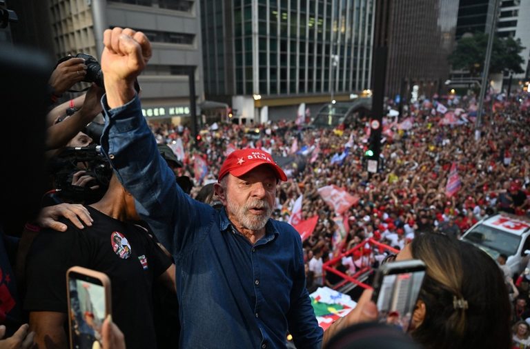 Luiz Inácio Lula da Silva, 80 anos, foi reeleito neste domingo (25) para seu quarto mandato à Presidência da República pelo Partido dos Trabalhadores (PT).