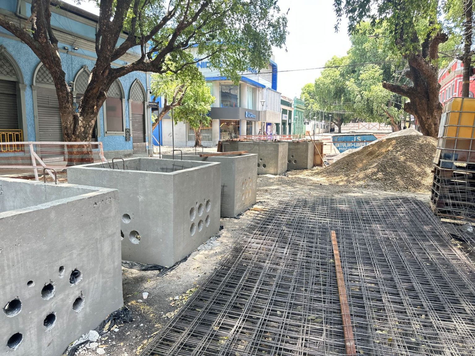 Obra da ‘Rua Gastronômica’ da Prefeitura de Manaus avança com infraestrutura subterrânea e preparação para novas calçadas