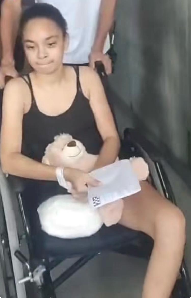 Jovem que perdeu a perna após ataque de tubarão em Boa Viagem recebe alta hospitalar